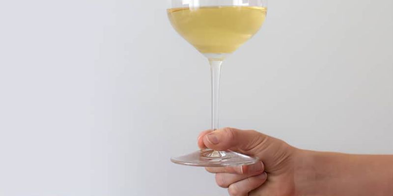 Tạo đòn bẩy ly bằng ngón cái