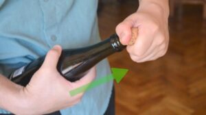 Tuyệt đối tránh lắc mạnh chai rượu trước khi mở