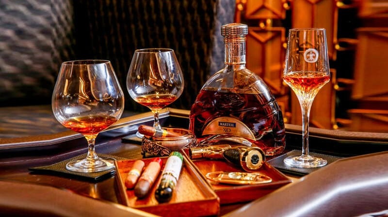 Ly đóng vai trò quan trọng trong việc tôn vinh hương vị và hương thơm của Cognac