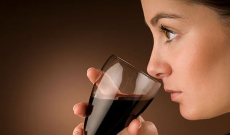 Thông qua việc lắc và ngửi, người uống có thể phát hiện ra một số khuyết tật của rượu