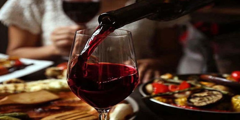 Hãy uống rượu vang đỏ trong bữa tối hoặc buổi tối muộn để thư giãn