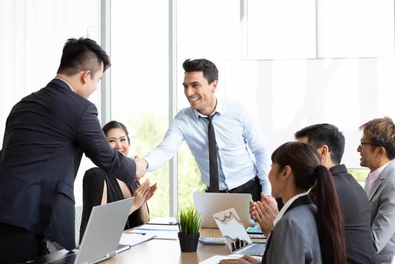 Mua quà tặng sếp giúp xây dựng mối quan hệ công việc tốt đẹp và bền vững hơn