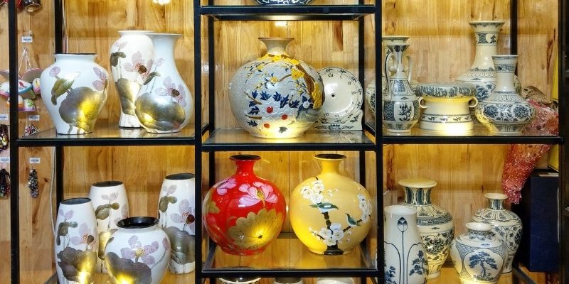 Bình gốm sứ Bát Tràng thường được chọn làm quà tặng tết