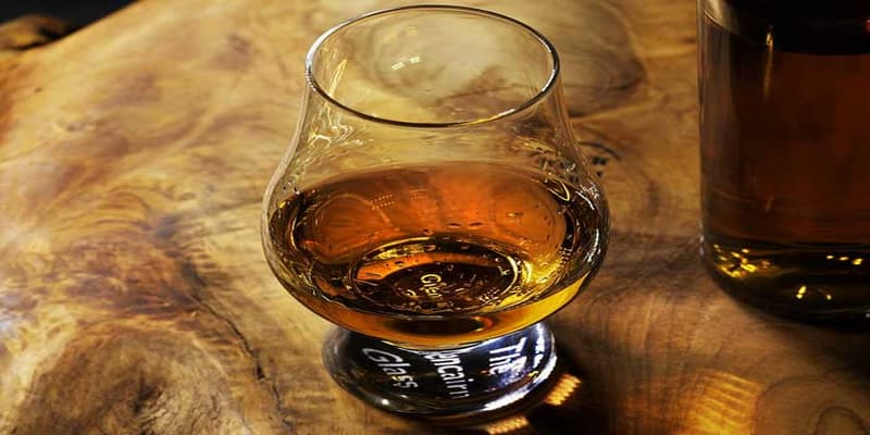 Đa dạng các loại rượu bowmore theo từng năm