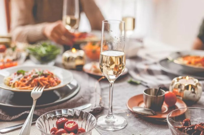 Champagne hợp với các món Tây và cũng rất phù hợp với ẩm thực Á Đông