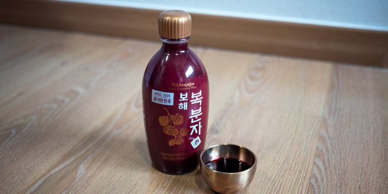 Bokbunjaju được chưng cất từ trái phúc bồn tử kết hợp thảo dược