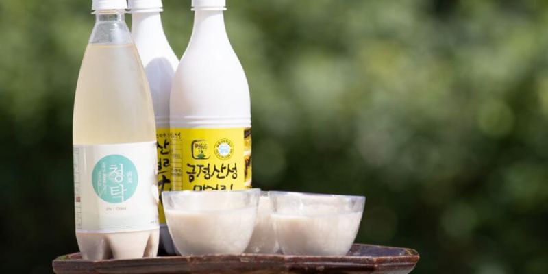 Makgeolli được lên men từ gạo và có màu trắng đục đặc trưng