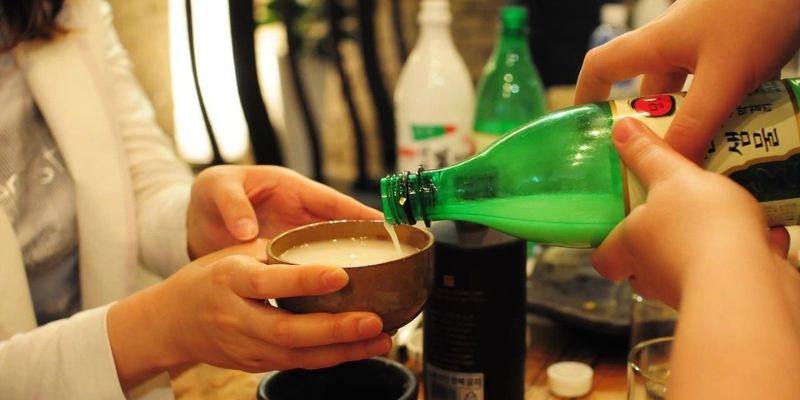 Văn hóa thưởng thức rượu Hàn Quốc rất đặc biệt