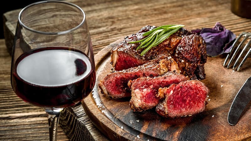 Thịt bò là món ăn kết hợp hoàn hảo với rượu Hennessy