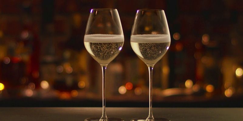 Nên chọn ly có phần đáy nhỏ và miệng loe nhẹ
