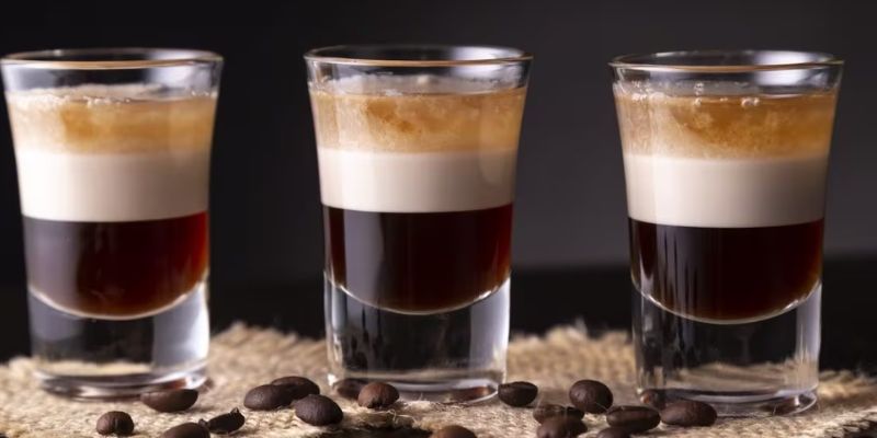 B52 là món cocktail nổi bật nhờ cách rót rượu tạo ba tầng