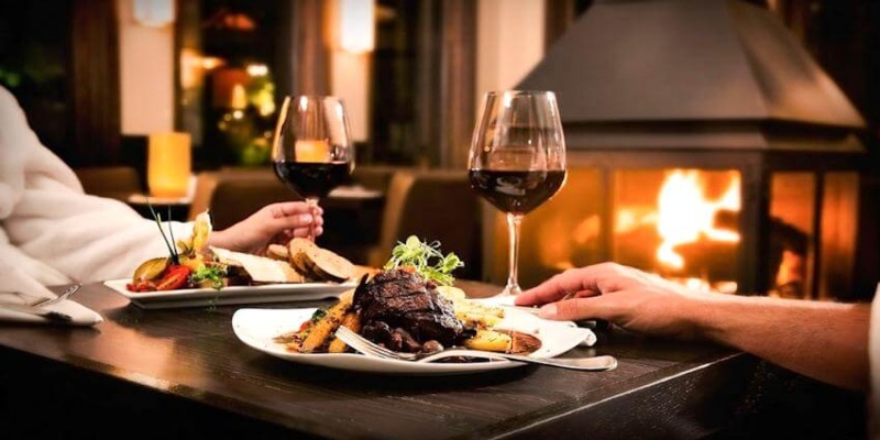 Rượu vang đỏ nhẹ và vừa là sự lựa chọn tốt cho các món ăn có độ béo và mặn ổn định