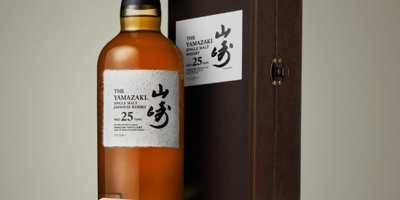 Yamazaki 25 mang đến màu sắc hổ phách đậm ấn tượng