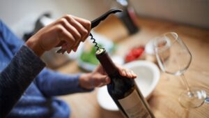 Có nhiều yếu tố ảnh hưởng đến thời gian bảo quản rượu vang mở nắp