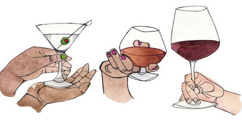 Cầm ly cocktail bằng ngón trỏ và ngón cái