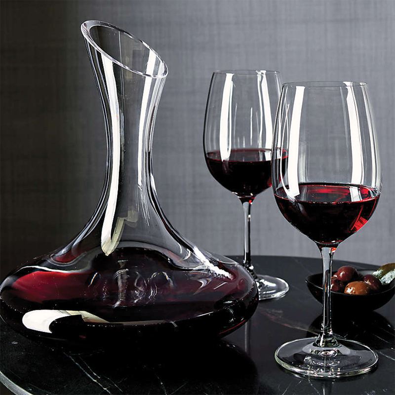 Bình thở rượu vang (decanter) là một bình đựng bằng thủy tinh hoặc pha lê