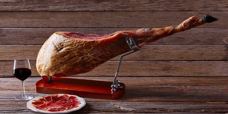 Hãy thưởng thức thịt heo Iberico cùng rượu vang thượng hạng