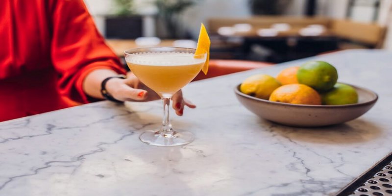 Cách cầm ly cocktail đúng cách