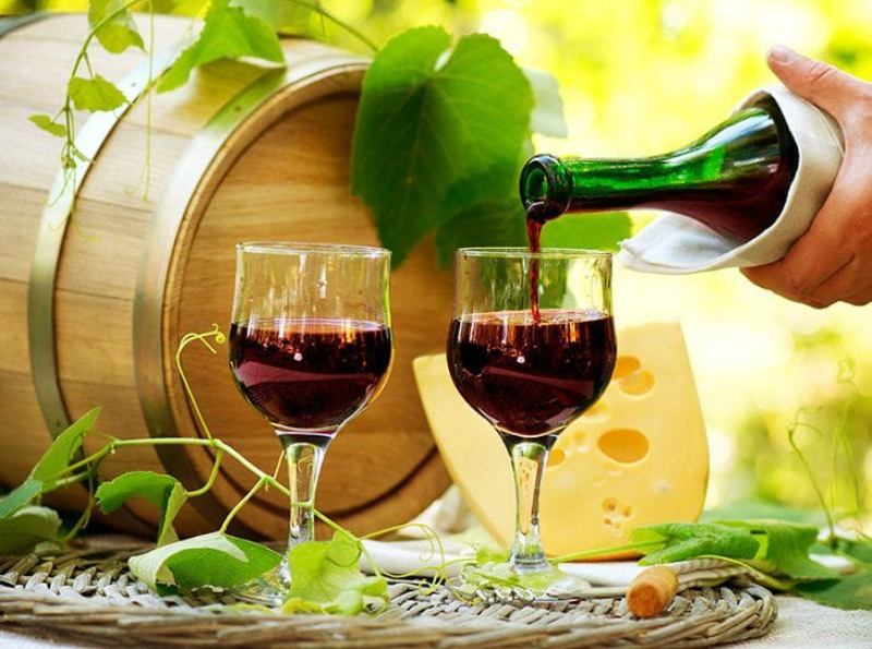 Mỗi bước làm rượu nho được thực hiện tỉ mỉ để tạo nên chai rượu vang chất lượng