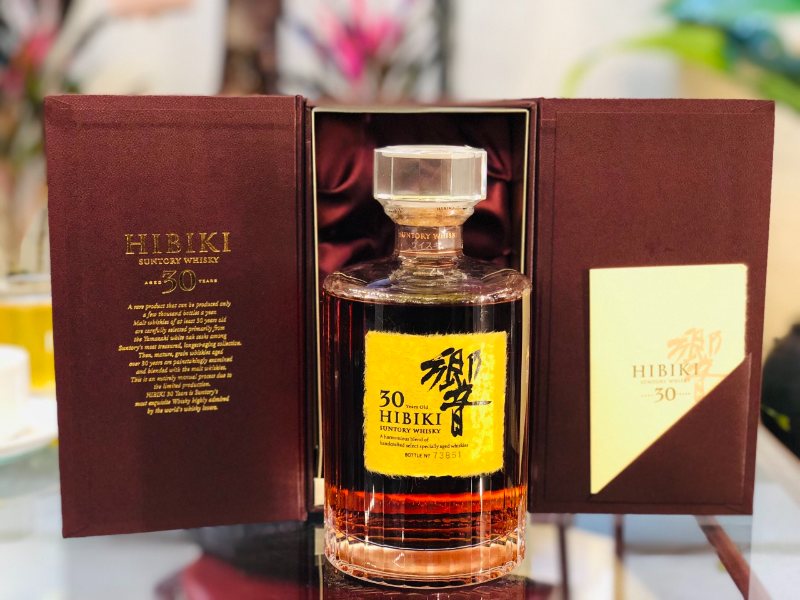 Chai Hibiki chính hãng có thiết kế tinh xảo
