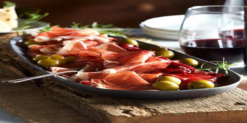 Giăm bông Iberico kết hợp cùng rượu vang đỏ