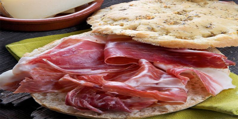 Giăm bông Iberico ăn cùng bánh mì