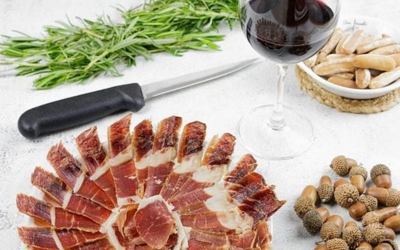 Rượu vang hảo hạng cùng thịt muối
