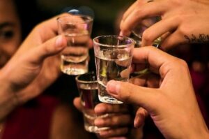 1 Ly Rượu Bằng Bao Nhiêu Ly Bia? Giải Thích Chi Tiết Cho Người Yêu Rượu